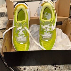 Women’s SOREL Lightweight Running Sneakers in Lime Green size 6